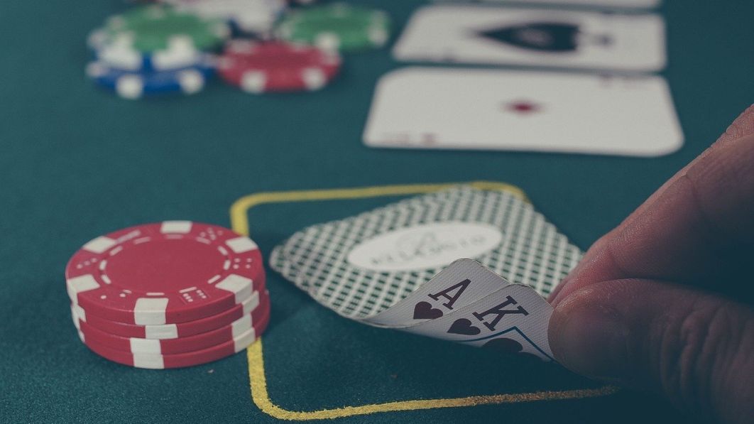 كيف ألعب Live Casino Holdem